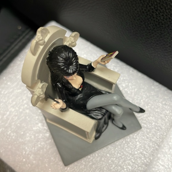 Department 56 “Elvira Is A Hit!” Figurine - Picture 11 of 13
